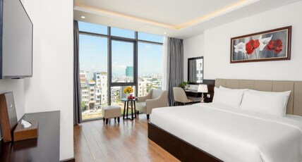 Golden Line Danang Hotel Room Type - Deluxe King Room with Bathtub and City View