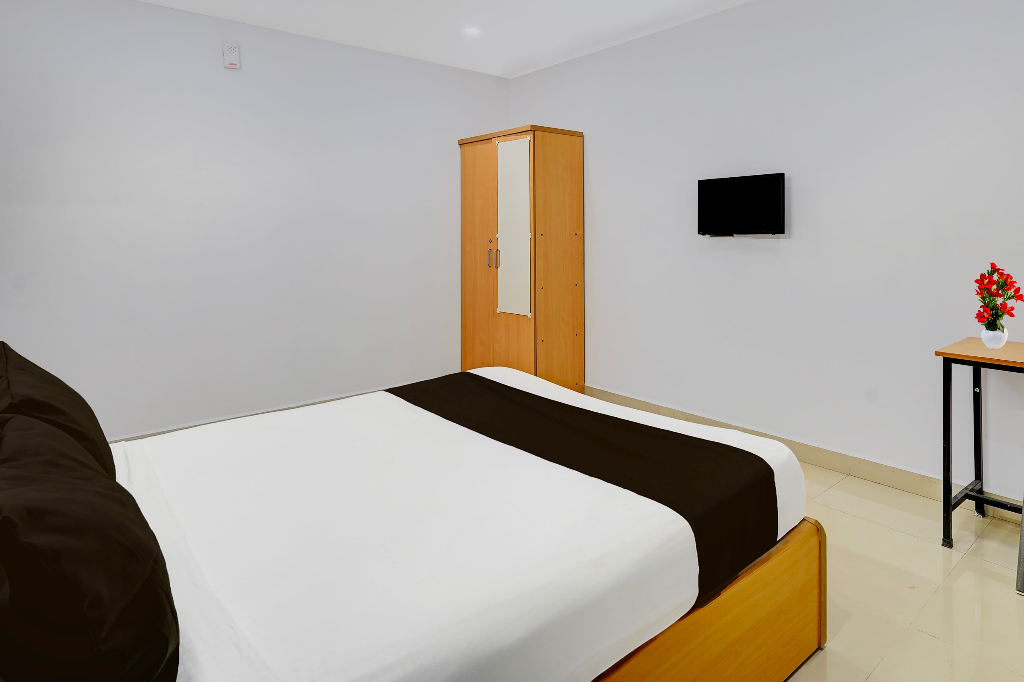 Hotel O Valasaravakkam Near Chandra Metro Mall - Tap to explore photos