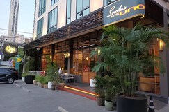 Sacha's Hotel Uno