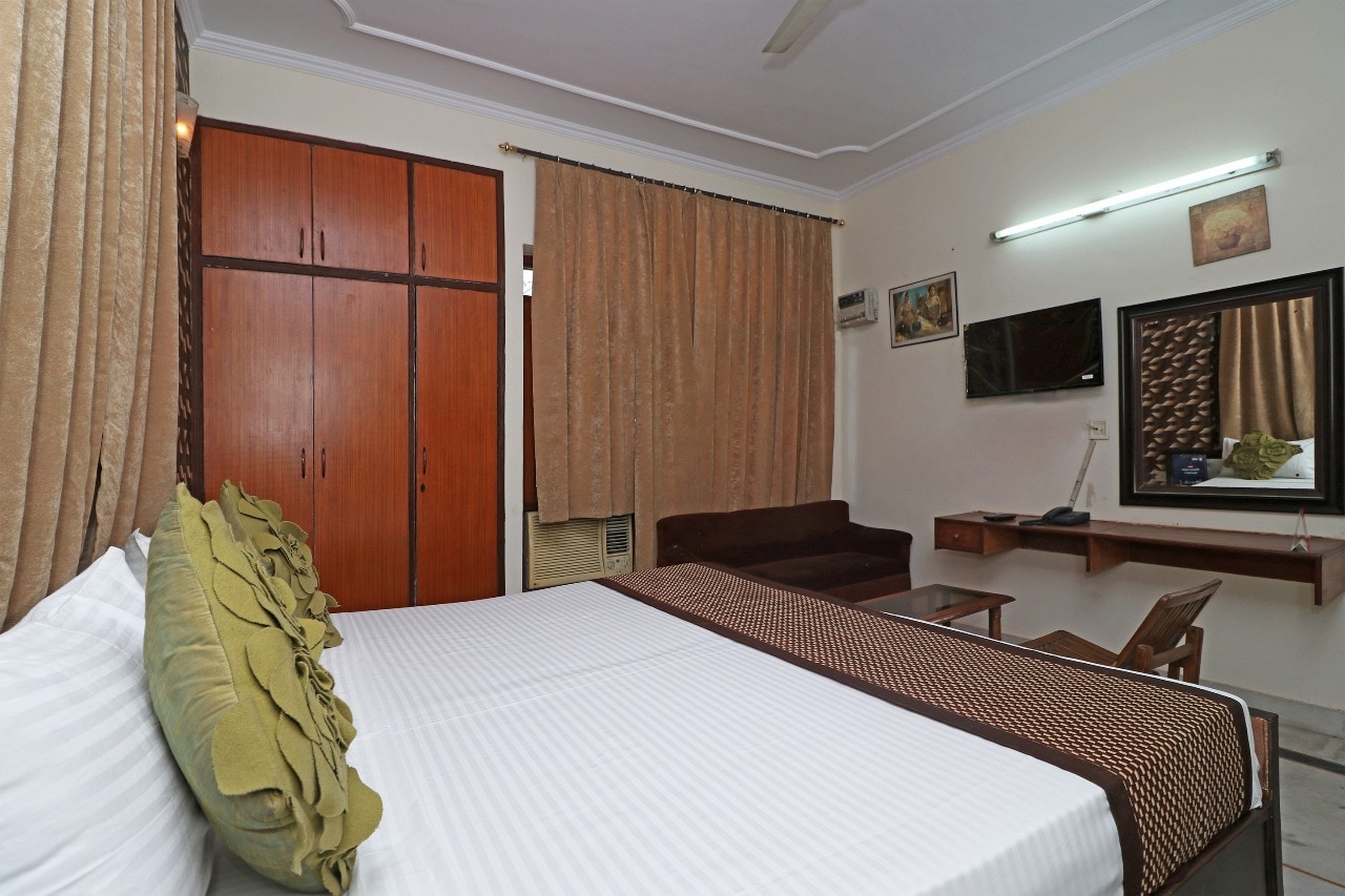 Hotel Hari Villa @ Sec 11 Noida - Tap to explore photos