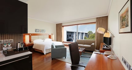 Hilton Bangalore Embassy GolfLinks Room Type - King Hilton Guestroom With Kitchenette and Bathtub Hilton Bangalore Embassy GolfLinks Room Type - King Hilton Guestroom With Kitchenette and Bathtub