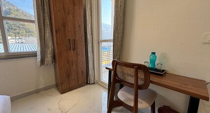 Back Stayz Laxman Jhula Room Type - Deluxe Double Bedroom