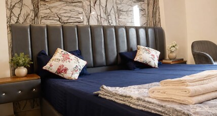 Peaceful Vrindavan Stay Pool Long Stay Friendly Room Type - Bedroom
