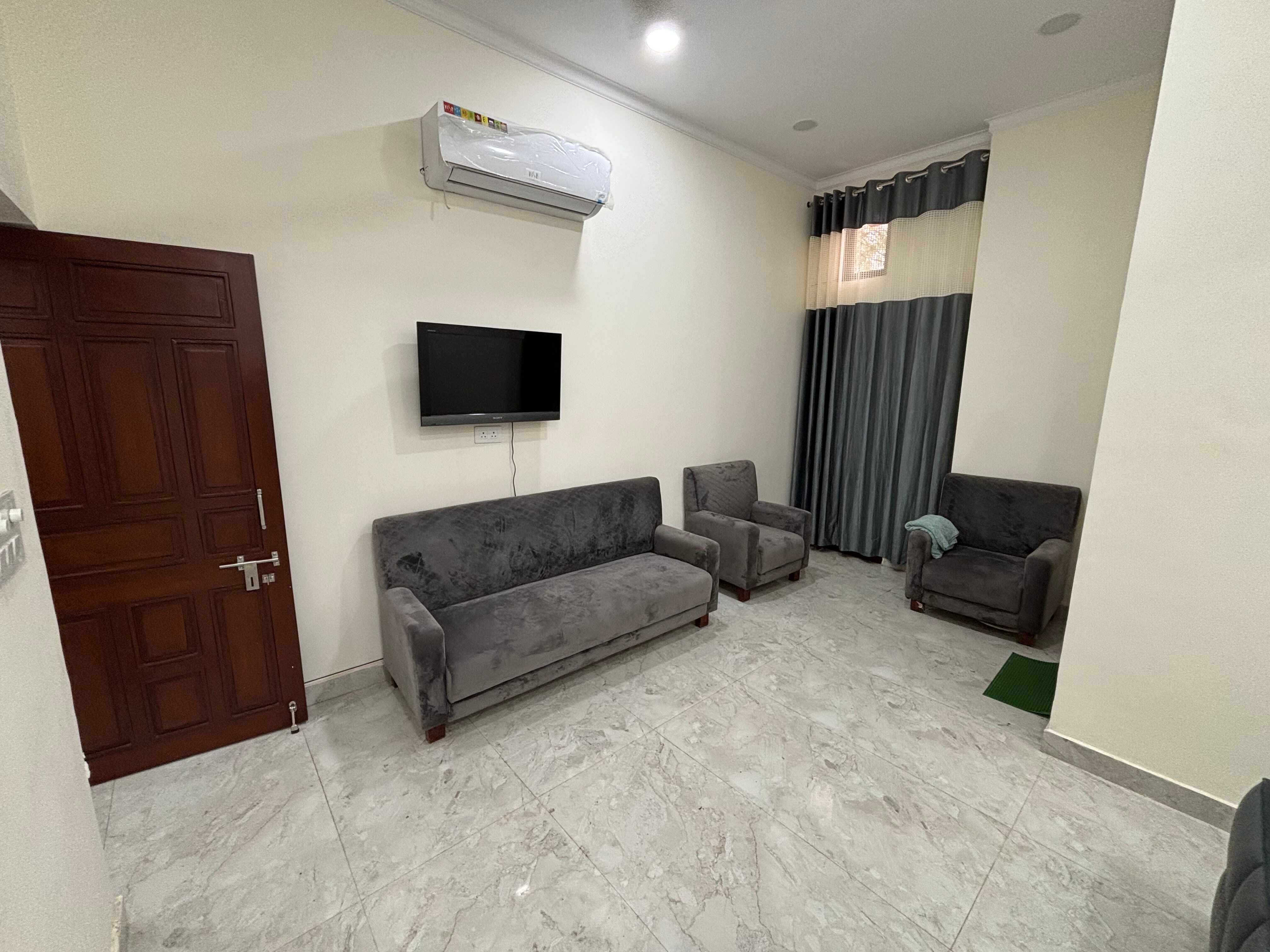 Trahes Home Luxurious Modern 3 BHK Apartment Delhi - Tap to explore photos