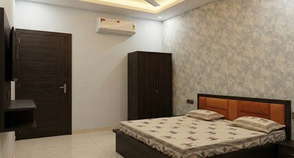 Jiwaji Palace Room Type - Premium Room(King Size Bad, AC, TV, WIFI, Geyser, Private Bathroom, Cupboard, Parking)