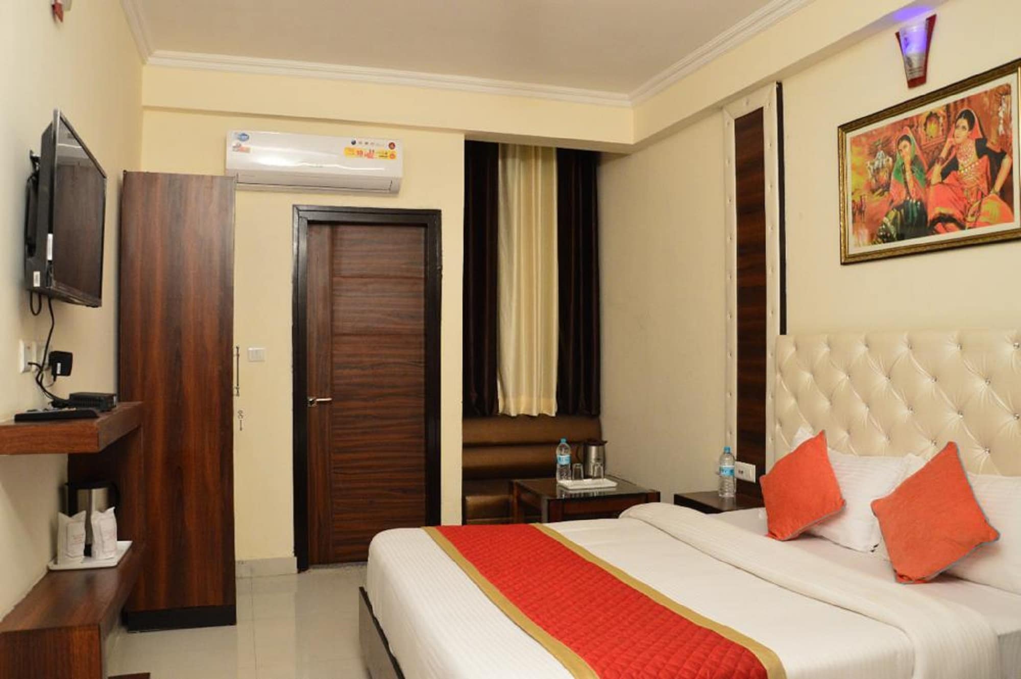 Hotel Eden - Tap to explore photos