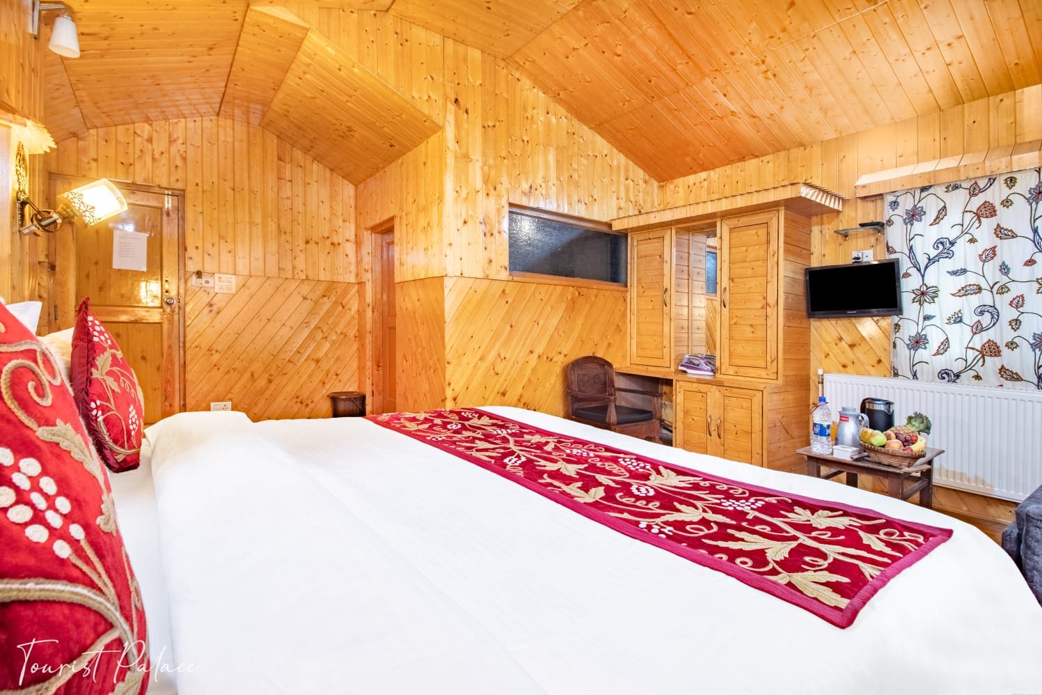 Hotel Tourist Palace (Near Betaab Valley) - Tap to explore photos