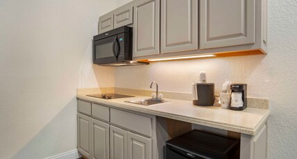 Best Western on The Beach Room Type - 1 King Bed, Non-Smoking, Street View, Studio, Kitchenette Best Western on The Beach Room Type - 1 King Bed, Non-Smoking, Street View, Studio, Kitchenette