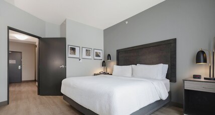 Holiday Inn TEXARKANA ARKANSAS CONV CTR Room Type - 1 King Bed 1 Bedroom Suite