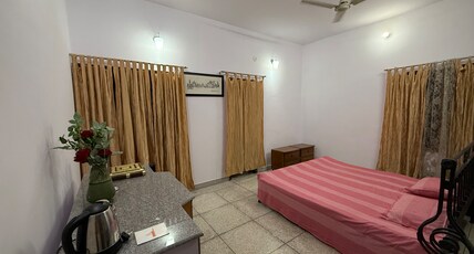Sanjeev & Jyotsnas Decent Homestay Room Type - Backyard View