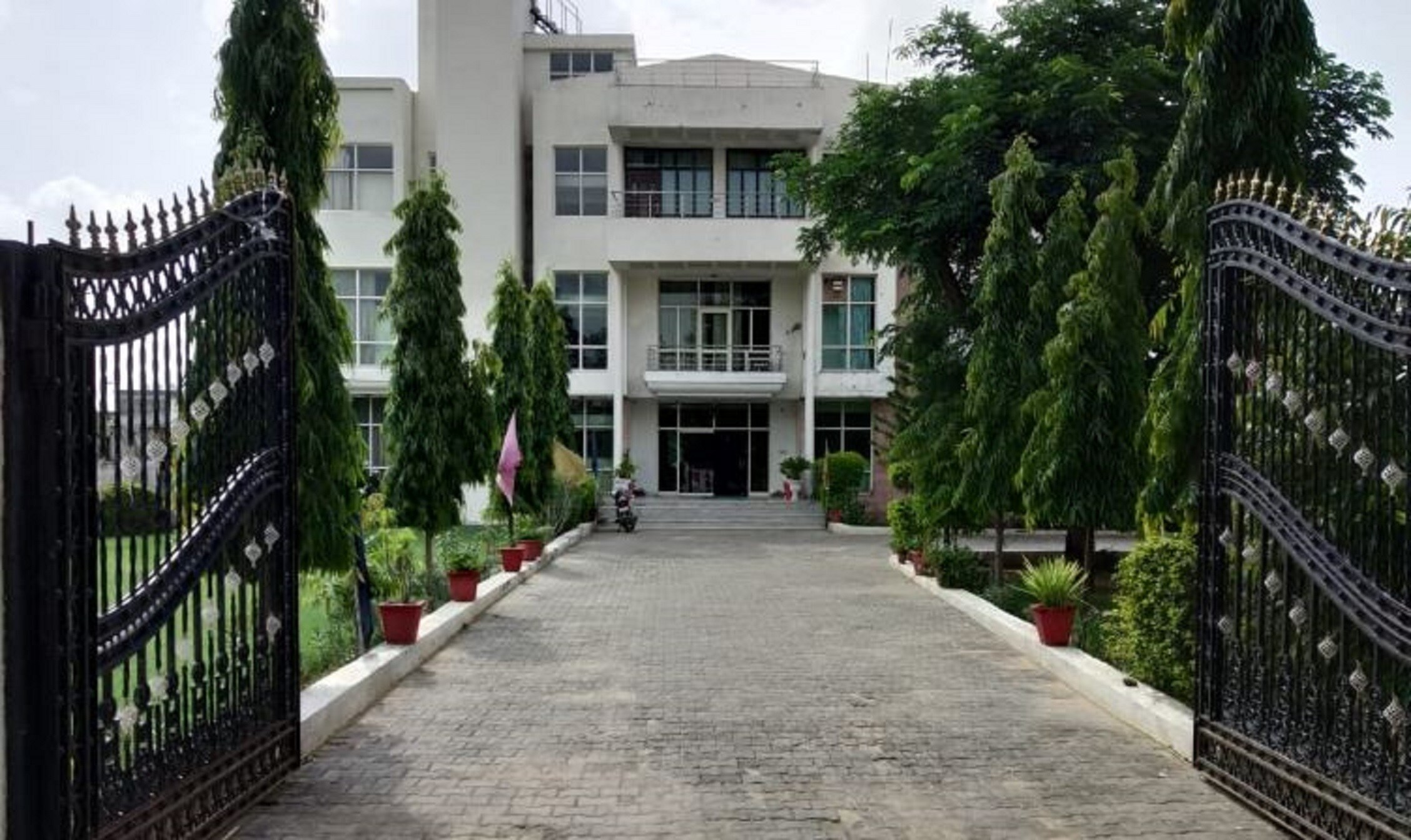 Antariksh Hotels & Resorts, Neem Ka Thana - Tap to explore photos