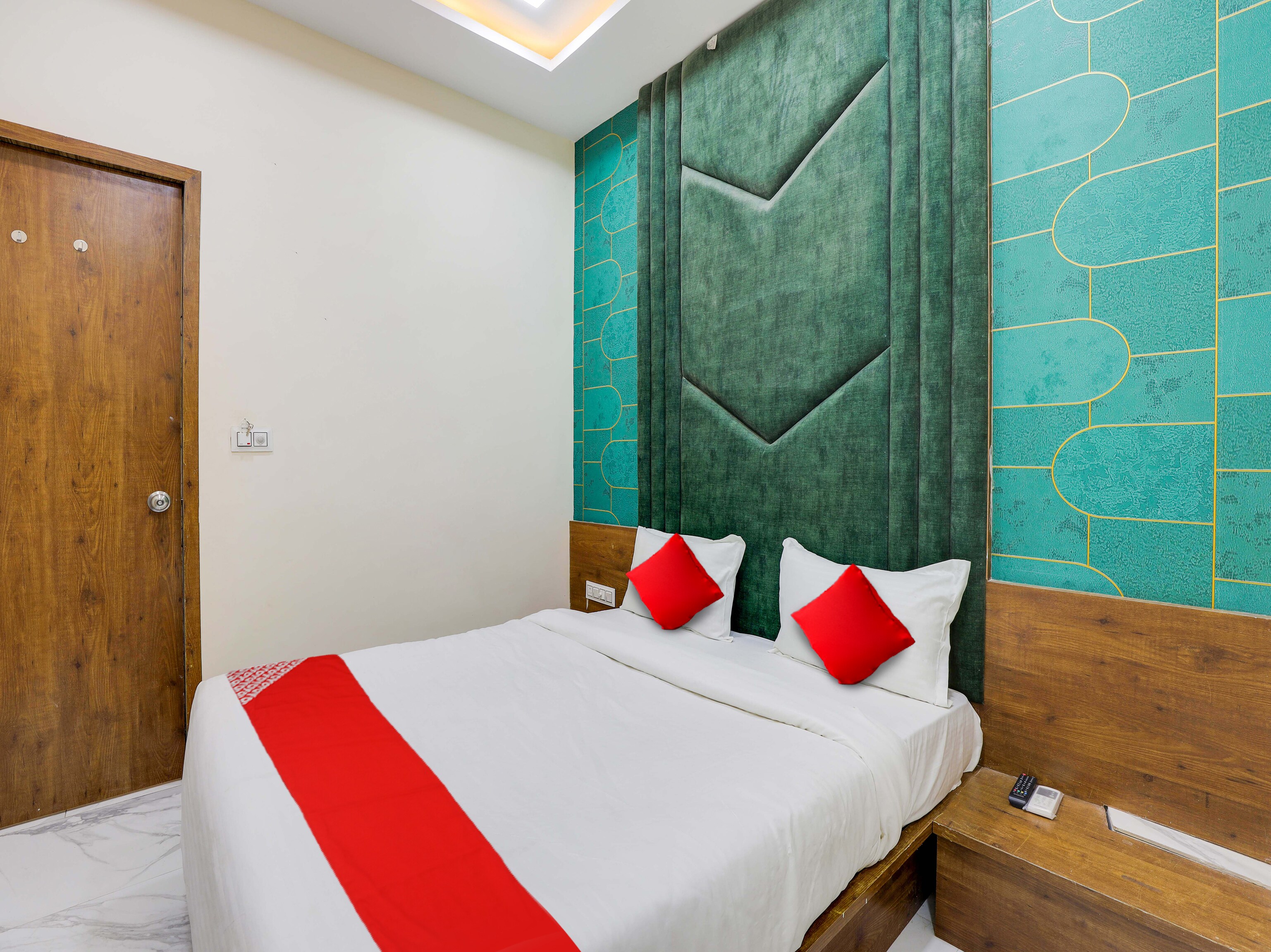OYO 818302 HOTEL KING VIEW - Tap to explore photos