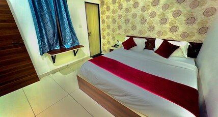 Hotel Santosh Palace (Free Gated Parking & 10 Minutes walk from Temple) Room Type - Deluxe Room