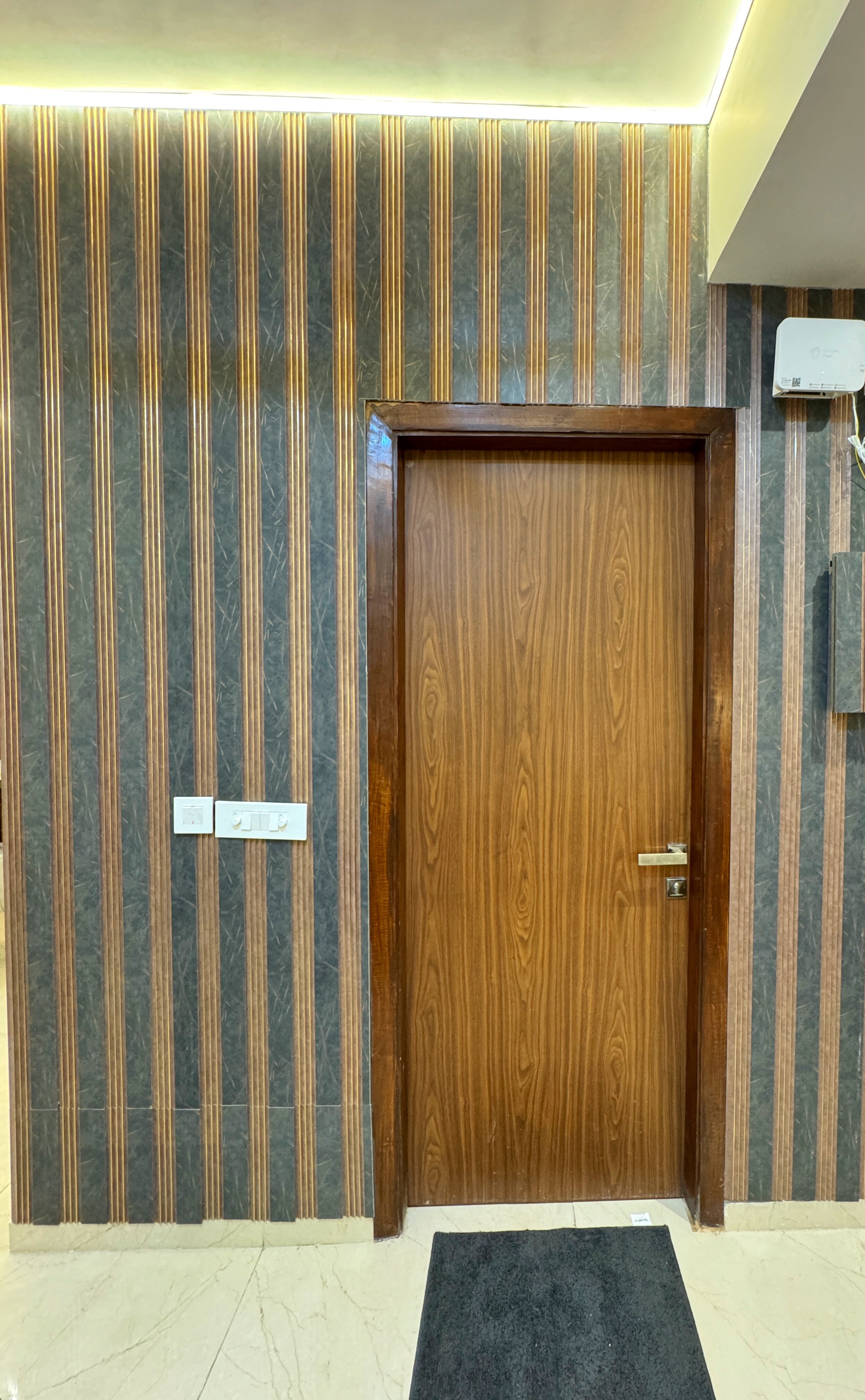 Luxury Studio Apartment - Tap to explore photos