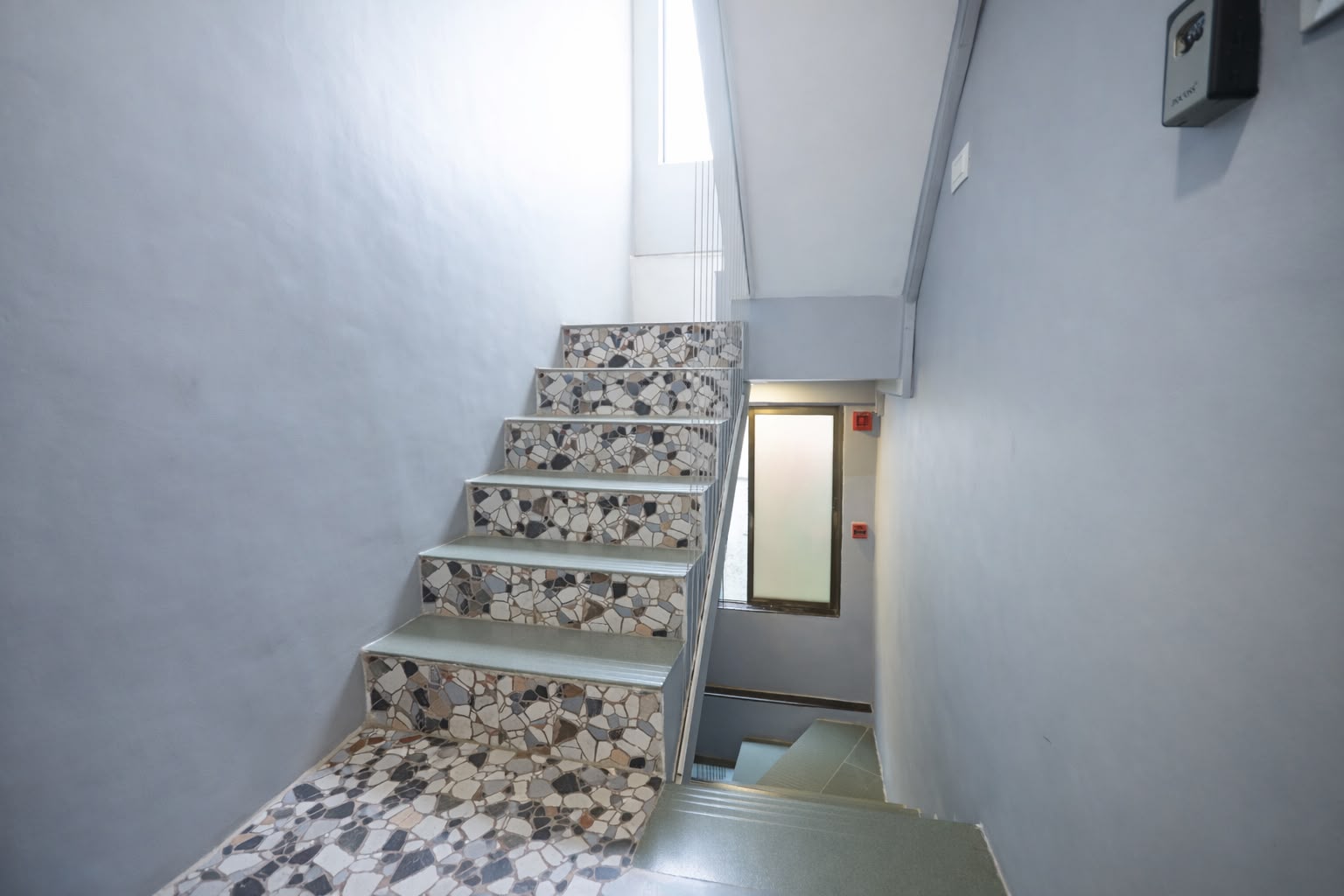 Cozy Studios In The Heart Of Khar West / Chium - Tap to explore photos