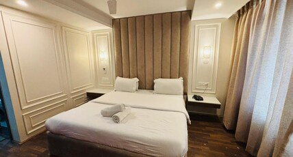 Royal Batoo (5 mins Drive to Dal Lake) Room Type - Premium Room With Hot Cold AC