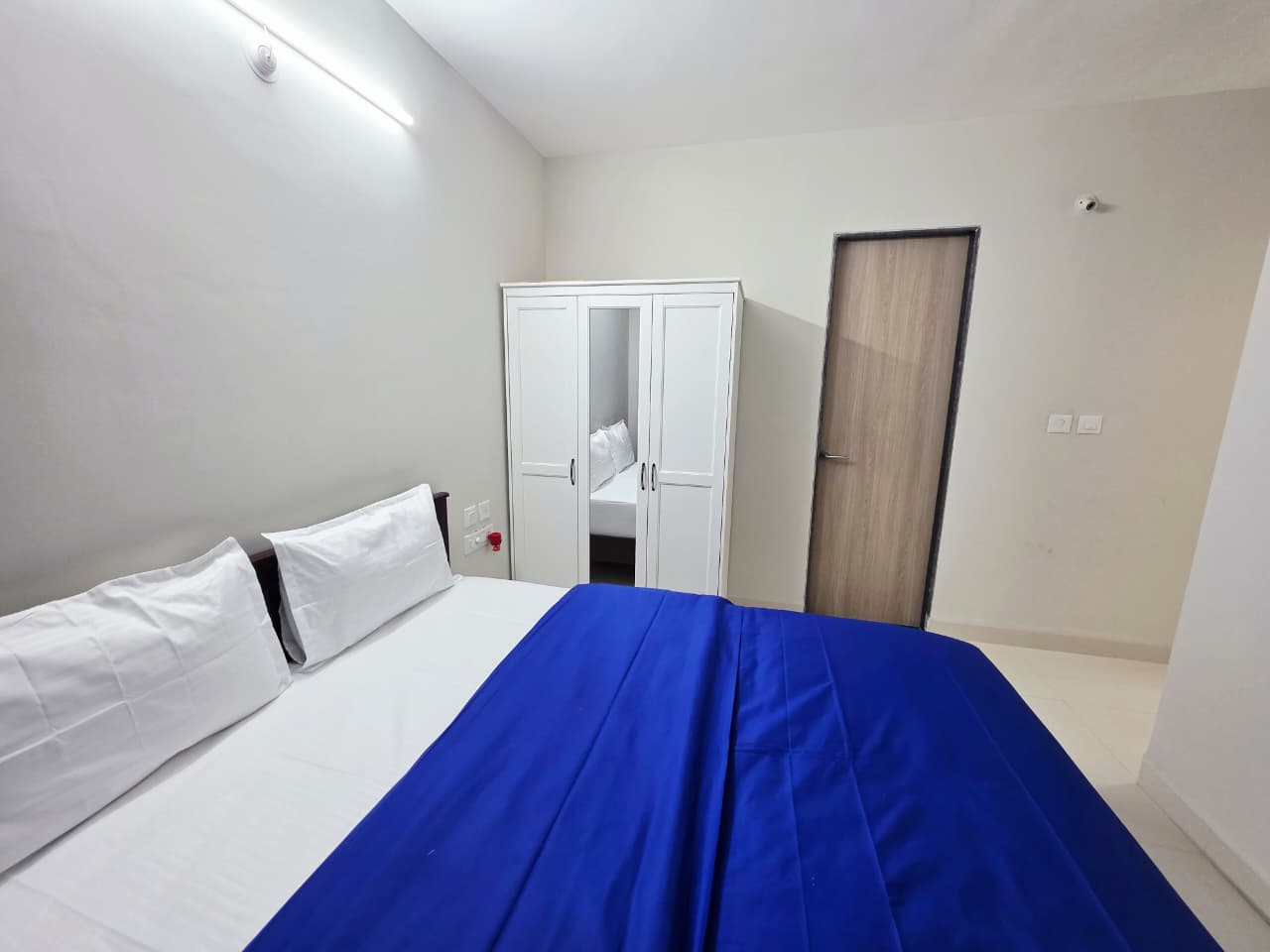 2BHK Service Apartment In Dadar Near TMH By Florastays - Tap to explore photos