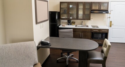 Candlewood Suites ST. JOSEPH/BENTON HARBOR, an IHG hotel Room Type - 1 King 1 Bdrm Ste Mobil Access Roll Shwr