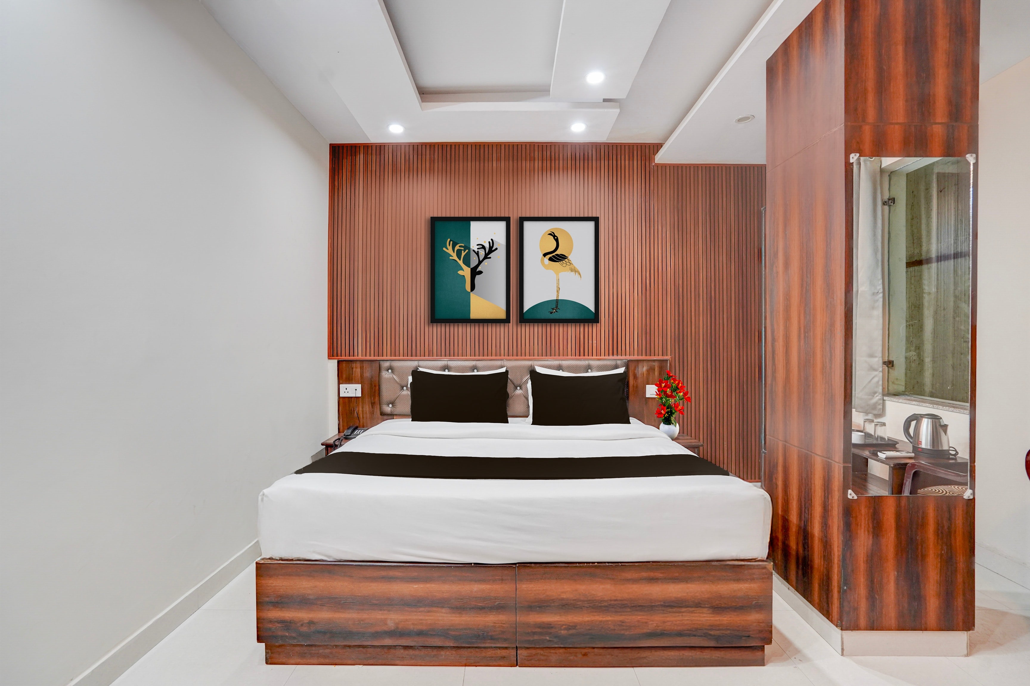 Super Townhouse Oak ISBT Bus Terminal Dehradun Formerly Hotel Himalayan - Tap to explore photos