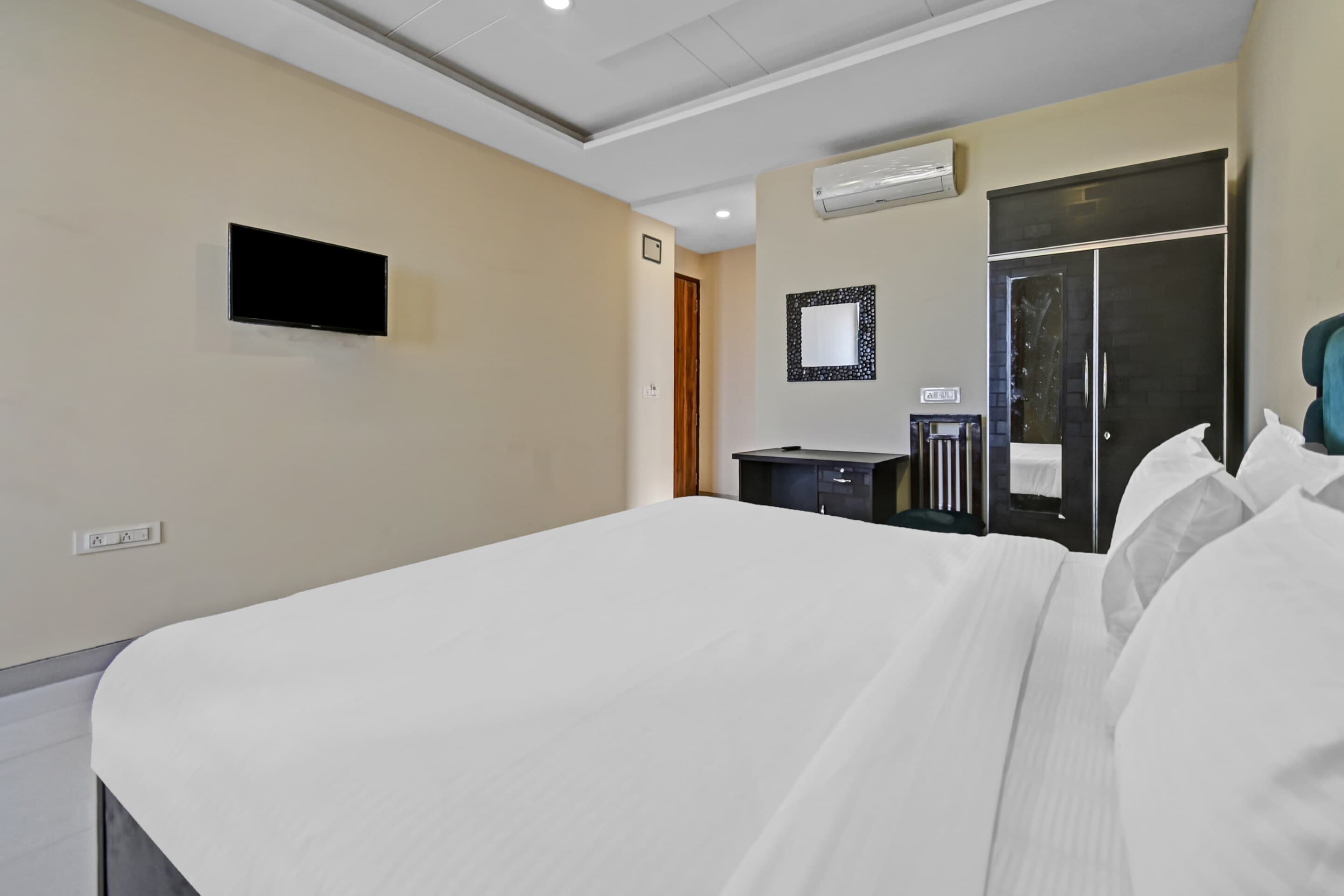 Hotel O Shiv Rachna - Tap to explore photos