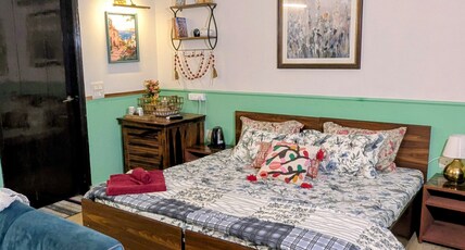Serene Balcony Retreat Wi-fi & Private Bathroom Room Type - Bedroom 005
