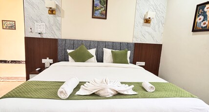 Grand Meridian Hotel & Restaurant Room Type - Club Suite Room with Balcony
