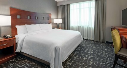 Embassy Suites St. Louis-St. Charles Room Type - 1 KING MOB HEA ACC TUB STE