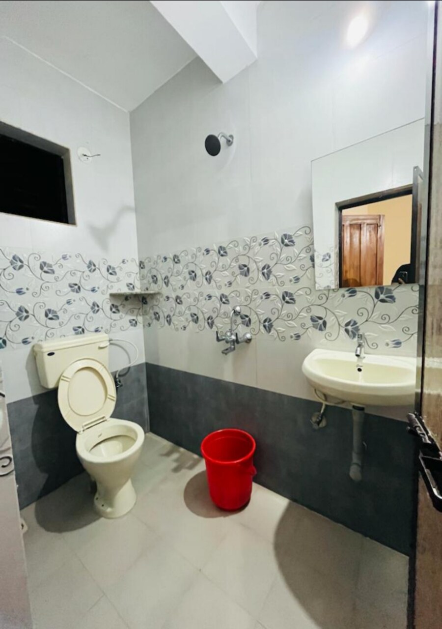 Ocean breeze home stay - Tap to explore photos