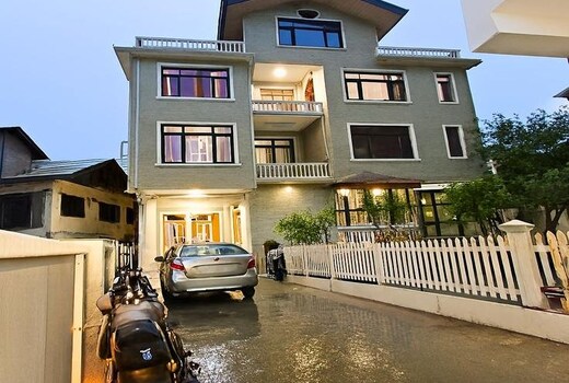 Lowood Inn | Near Dal Lake