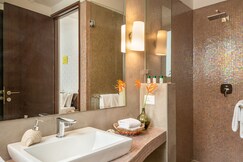 El Arbol 2BHK Luxury Retreat | Private Garden & Common Pool (07)