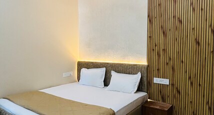 Hotel the crown Room Type - Bedroom 2
