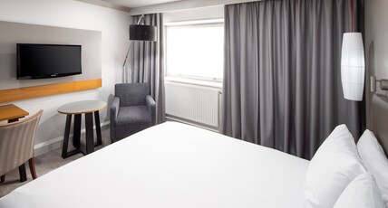 Crowne Plaza Harrogate Room Type - 1 Queen Standard Accessible Crowne Plaza Harrogate Room Type - 1 Queen Standard Accessible