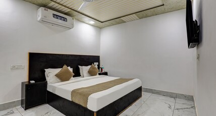 Mauryan Signature hotel Devli Khanpur Room Type - Deluxe Room