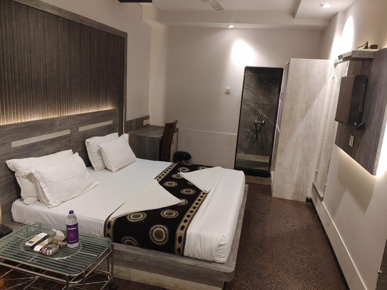 Hotel Lerida - Tap to explore photos