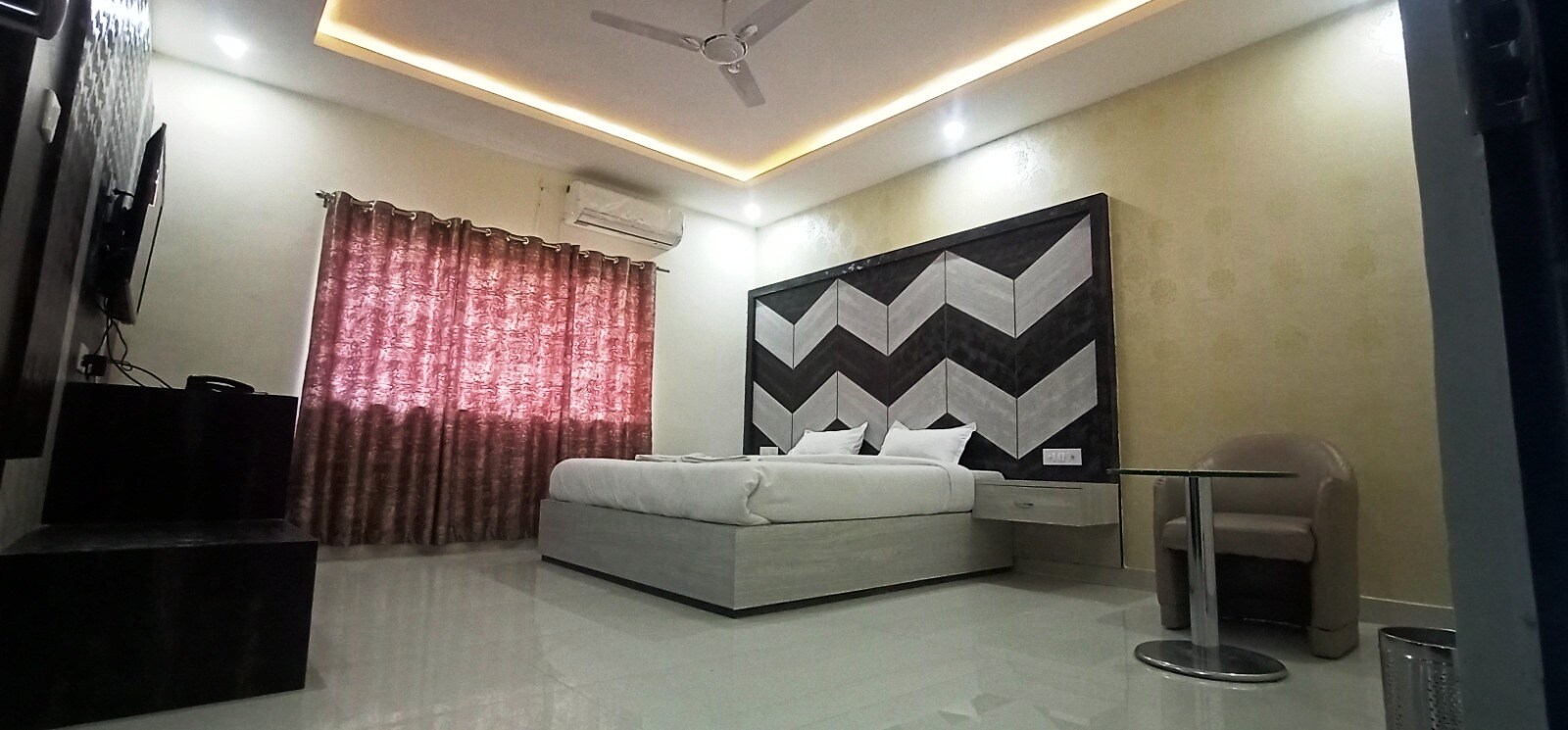 HOTEL RAJWADA PALACE - Tap to explore photos