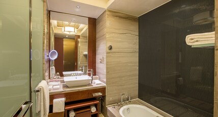 Crowne Plaza Hefei, an IHG Hotel Room Type - 1 King Standard High Floor Smoking Crowne Plaza Hefei, an IHG Hotel Room Type - 1 King Standard High Floor Smoking