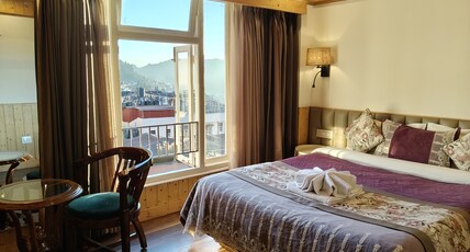 Longitude Club Continental-50 meters from Mall Road Room Type - Super Deluxe Room