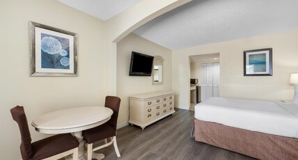 Best Western Gateway to the Keys Room Type - 1 Queen Bed, Non-Smoking, Pool View, Sofa, Microwave And Refrigerator, Wi-Fi, Full Breakfast