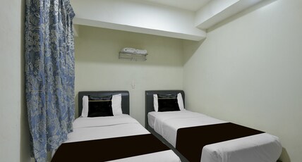 Collection O Axlite Hotel Room Type - Deluxe Twin