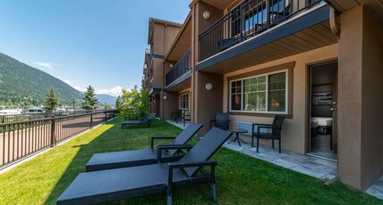 Prestige Lakeside Resort, BW Premier Collection Room Type - Accessible - 1 King, Mobility Accessible, Roll In Shower, Sofabed, Patio, Non-Smoking