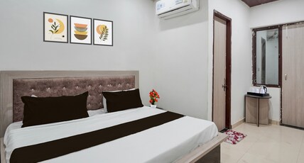 Super Townhouse Oak Char Dham Vrindavan Room Type - Deluxe