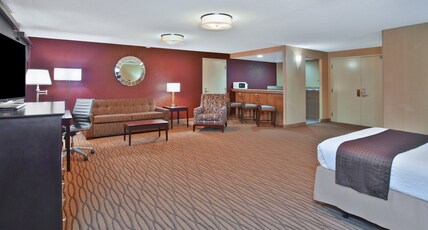 Holiday Inn Manitowoc (Pet-friendly) Room Type - 1 King Bed Standard Sofa Bed