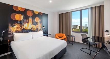Flagstaff Gardens Hotel Melbourne (Formerly managed by Radisson) Room Type - Deluxe Parkview Corner King Room