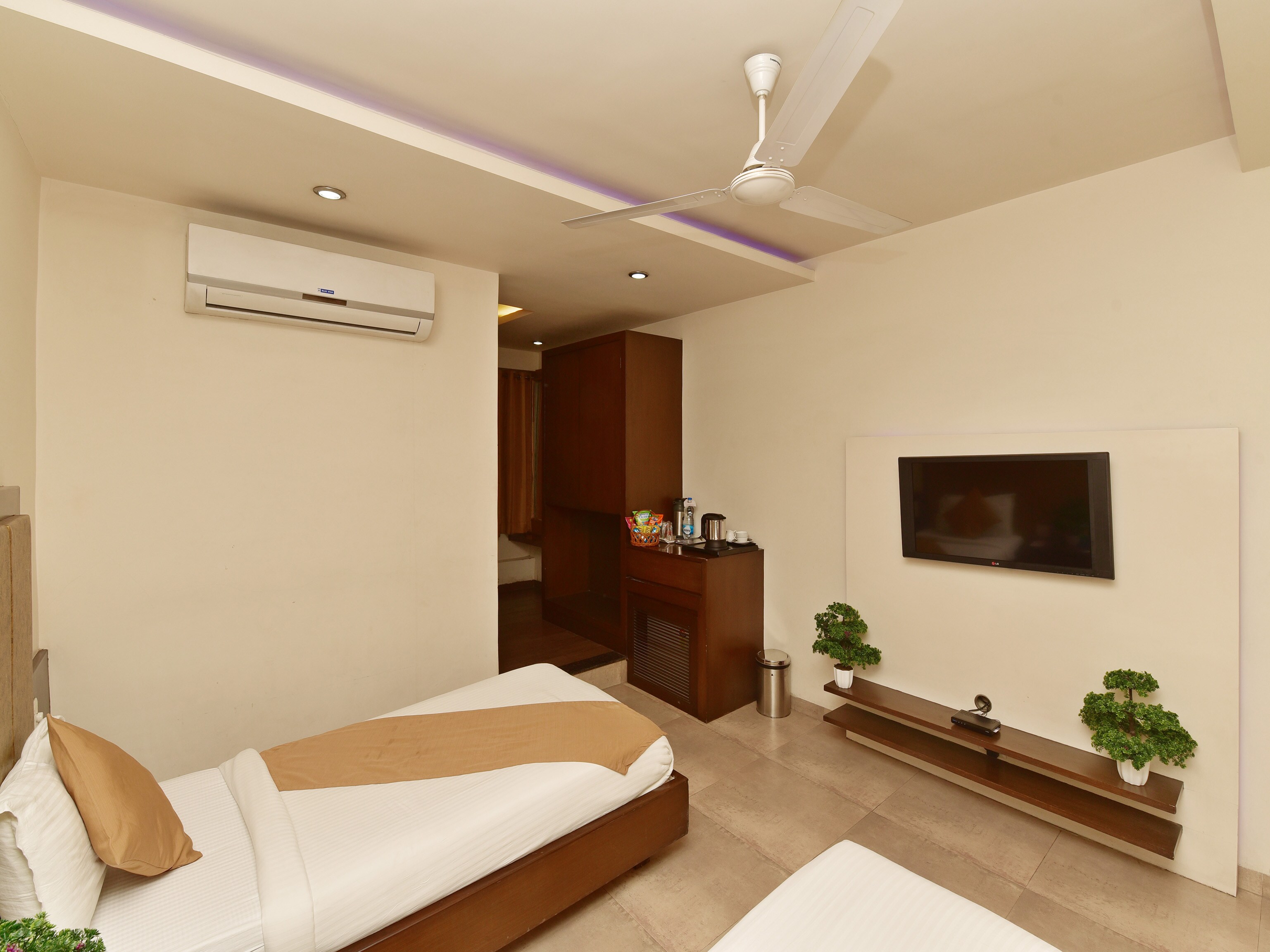 Hotel Sangam - Tap to explore photos