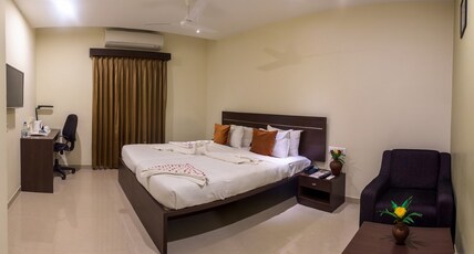 Hotel Somisetty Landmark Room Type - Club Room