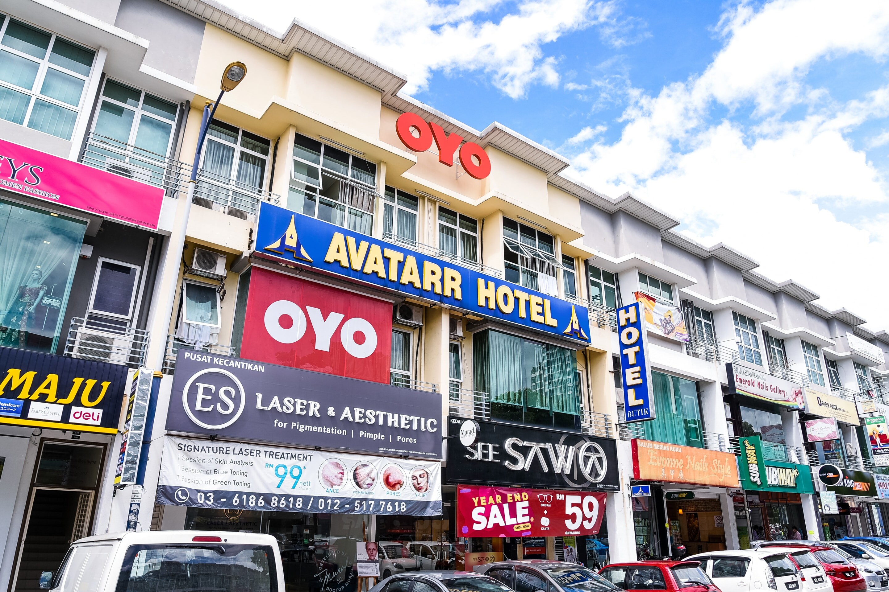 Super OYO 44097 Avatarr Hotel - Tap to explore photos