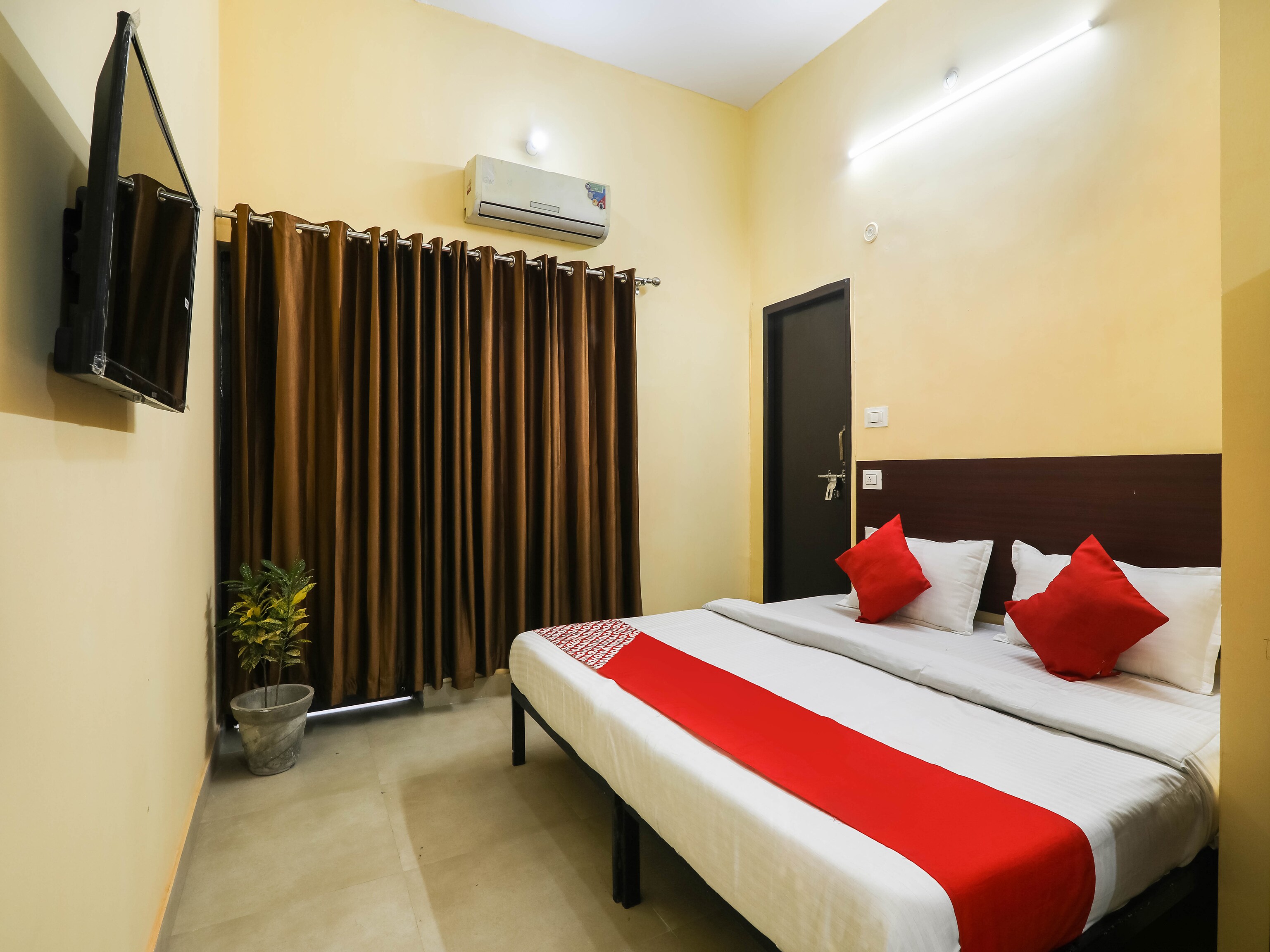 Hotel O Laavin Inn Near Gomti Riverfront Park - Tap to explore photos