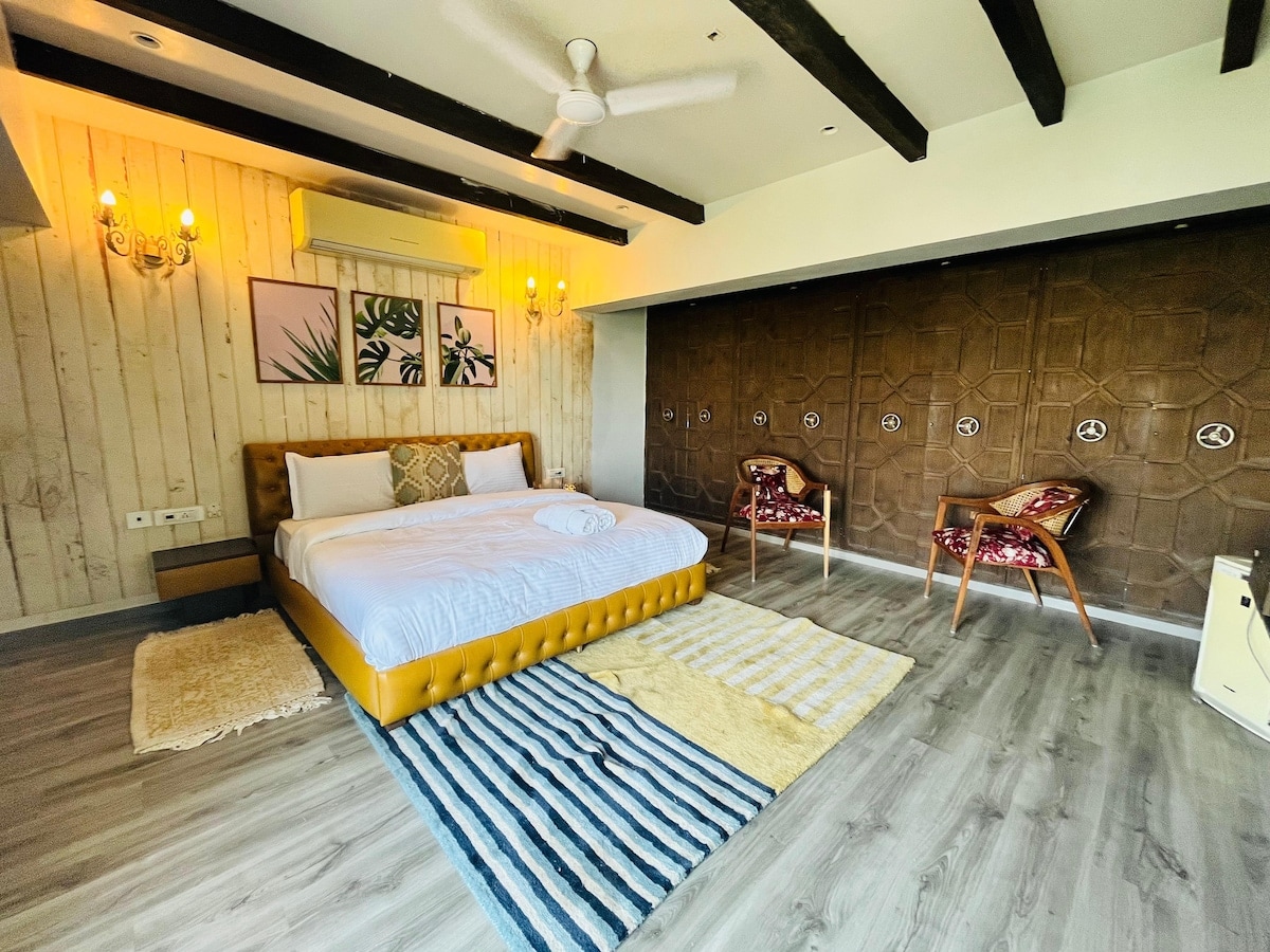 Soulful Stay 2BHK w Jacuzzi Rooftop Vasant Kunj - Tap to explore photos
