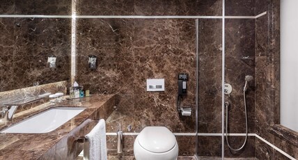 DoubleTree by Hilton Istanbul Esentepe Room Type - KING DELUXE ROOM