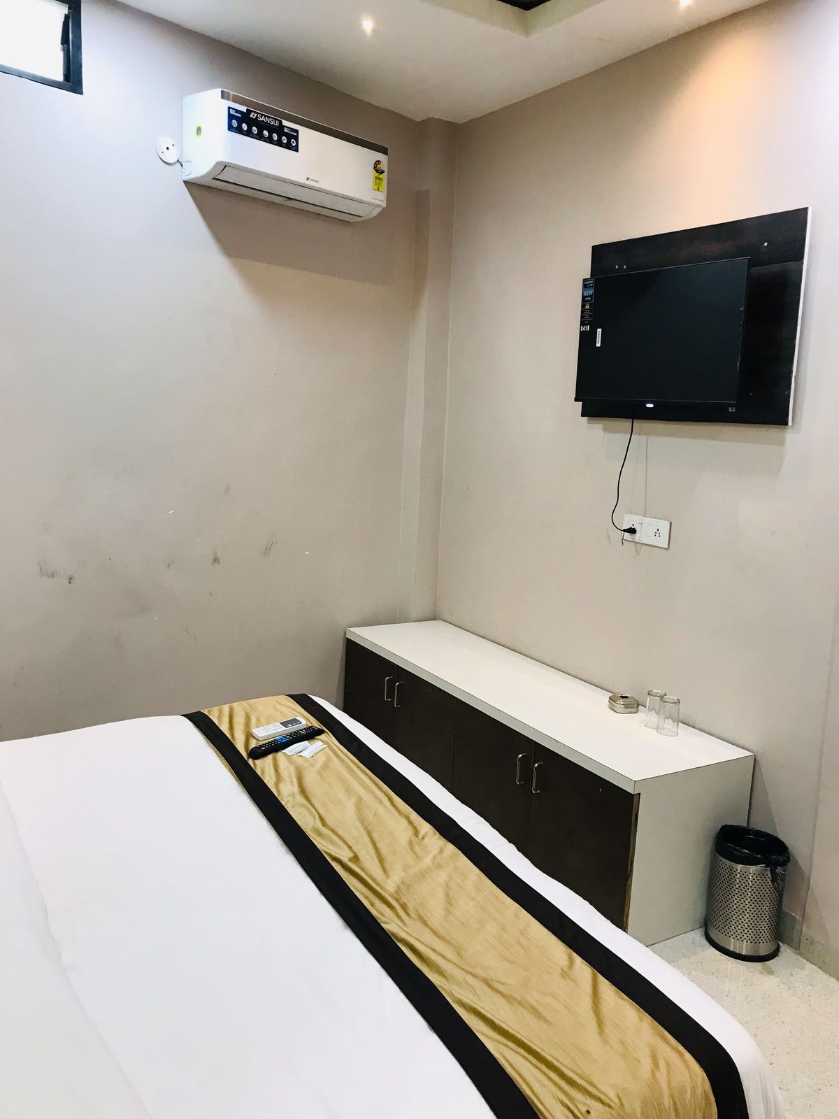 Hotel Red Ba Suhag - Tap to explore photos